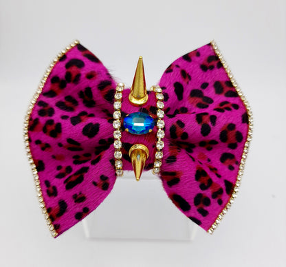 Mustang Cherry Fur on leather bow - lighter design