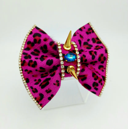 Mustang Cherry Fur on leather bow - lighter design