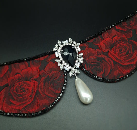 The red rose collar with baroque centre- The interchangeable System